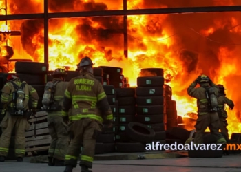 FUERTE INCENDIO EN LLANTERA; ACTIVAN 5 ESTACIONES DE BOMBEROS