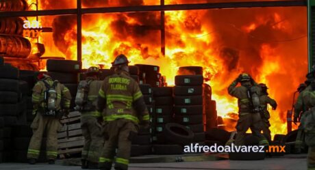 Fuerte incendio en llantera; activan 5 estaciones de bomberos