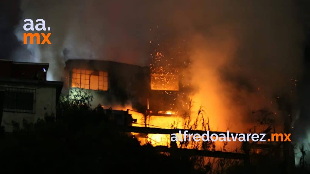 fuerte-incendio-moviliza-tres-estaciones-de-bomberos