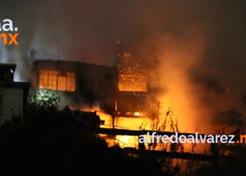 FUERTE INCENDIO MOVILIZA TRES ESTACIONES DE BOMBEROS