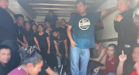 Hallan decenas de migrantes indocumentados en camión