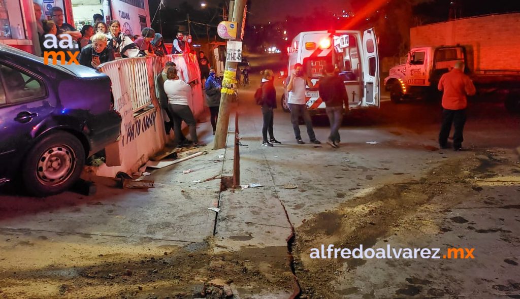 PAREJA CHOCA CONTRA ABARROTES; ESTá GRAVE