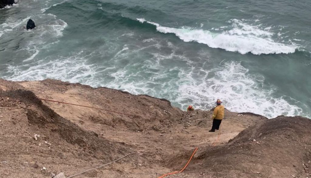 Bomberos-rescatan-a-joven-atrapado-en-acantilado-en-Playas-de-Tijuana