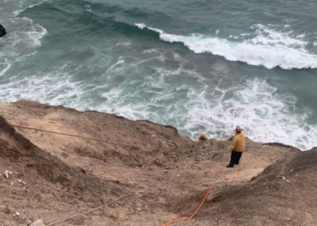 BOMBEROS RESCATAN A JOVEN ATRAPADO EN ACANTILADO EN PLAYAS DE TIJUANA