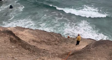 Bomberos rescatan a joven atrapado en acantilado en Playas de Tijuana