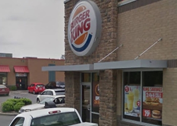 PAREJA ABRE FUEGO EN BURGER KING POR MAL SERVICIO