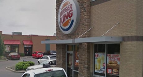 Pareja abre fuego en Burger King por mal servicio