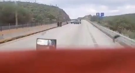 VIDEO: Hombres armados despojan a familia de su camioneta