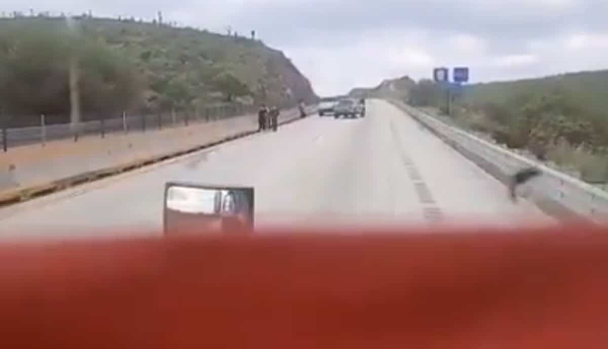 VIDEO-Hombres-armados-despojan-a-familia-de-su-camioneta