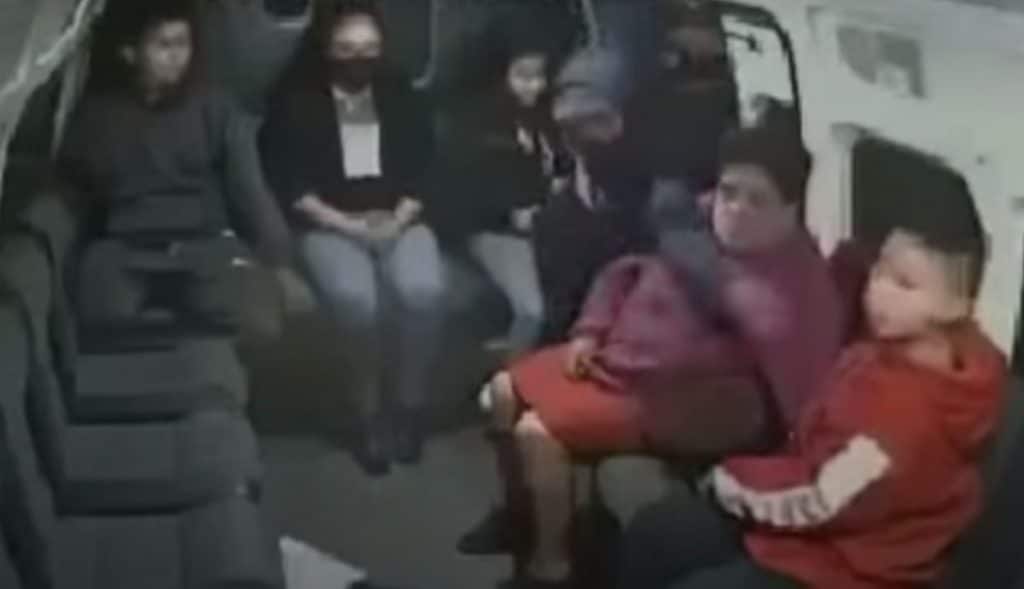 VIDEO-Ladrón-obliga-a-niño-a-quitar-celular-a-pasajera-en-taxi