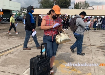 LLEGAN CIENTOS DE PERSONAS A BC PARA VACUNARSE; SATURAN VUELOS