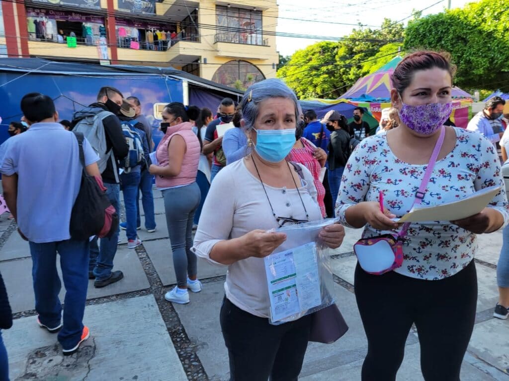 Mamas-hacen-fila-para-la-vacuna-de-sus-hijos-millenial