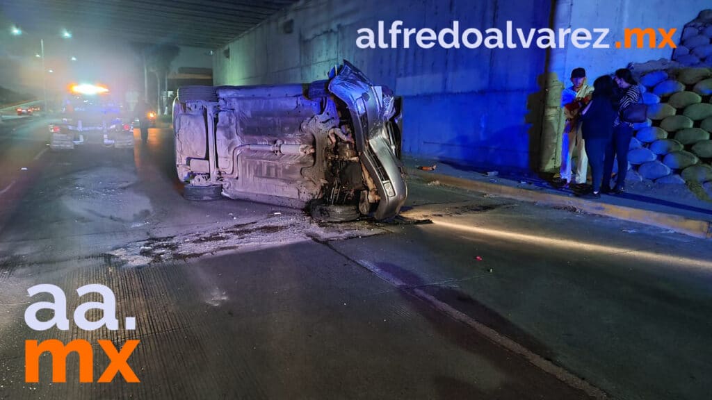 Por-volcadura-pareja-resulta-lesionada