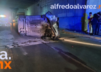 POR VOLCADURA, PAREJA RESULTA LESIONADA