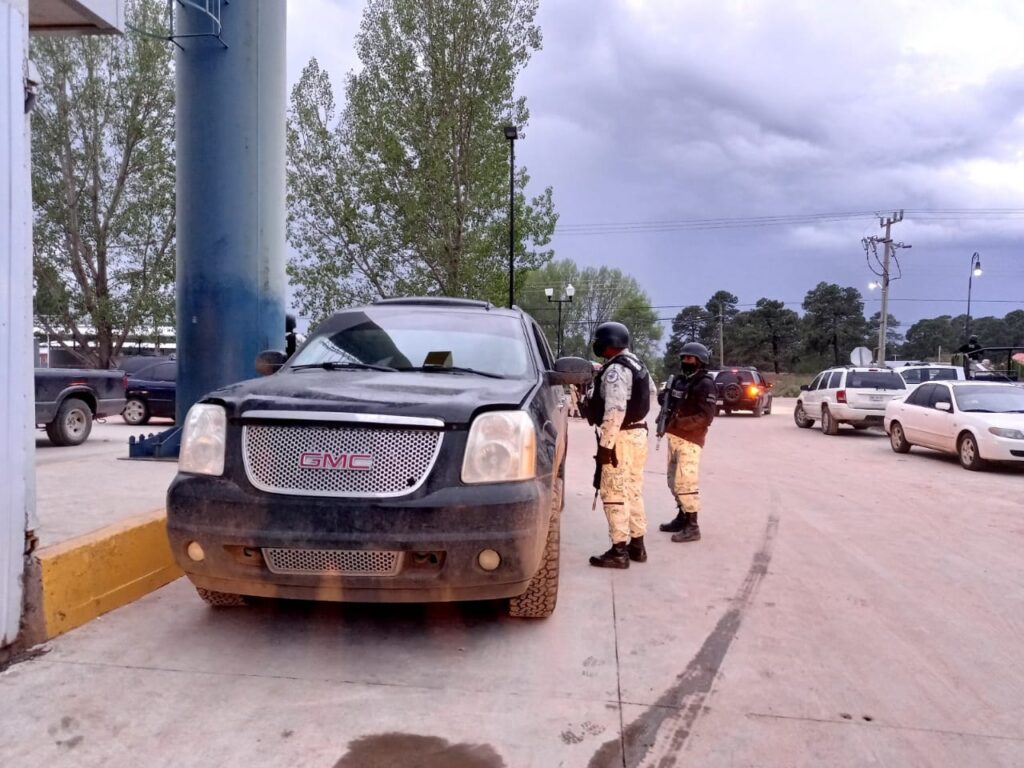 ASEGURAN ARSENAL EN ESTACIONAMIENTO DE TIENDA COMERCIAL