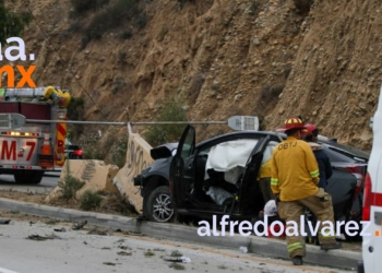 CONDUCTOR CHOCA A UNA PERSONA, LA DEJA HERIDA Y HUYE