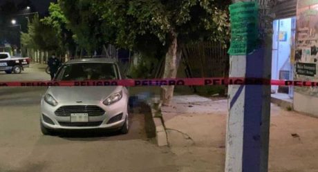 Desarma y mata a ladrón, evita robo de su automóvil