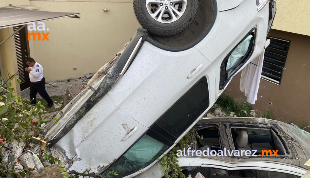 ESTUDIANTE EBRIO VUELCA EN CAMIONETA Y CAE A PATIO DE CASA