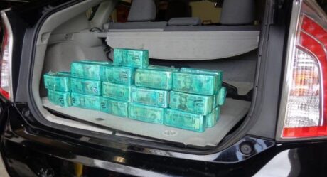 Detienen a mujer con más de 400 mil dólares en su auto