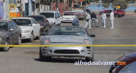 Ataque armado contra familia a bordo de auto; muere conductor