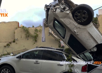 ESTUDIANTE EBRIO VUELCA EN CAMIONETA Y CAE A PATIO DE CASA