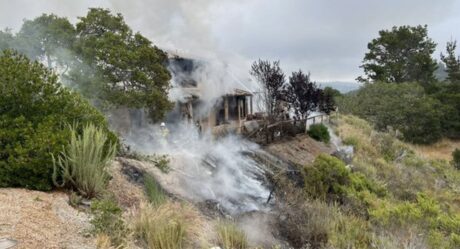 Avioneta se estrella contra casa en California