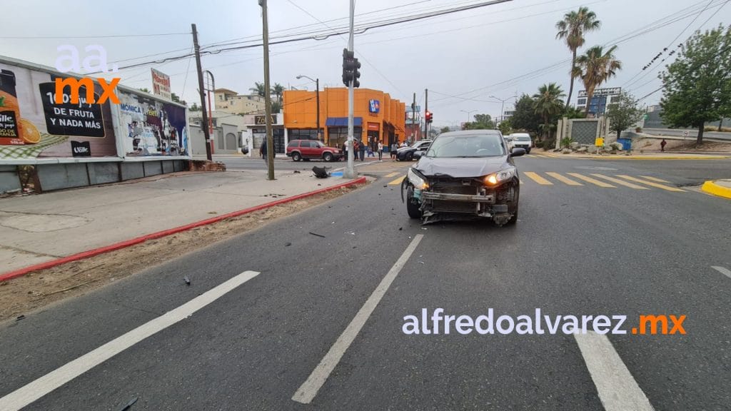 CARAMBOLA DE TRES VEHíCULOS EN PLENO BULEVAR