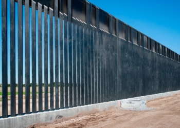 MUERE MIGRANTE TRAS INTENTAR ESCALAR EL MURO FRONTERIZO