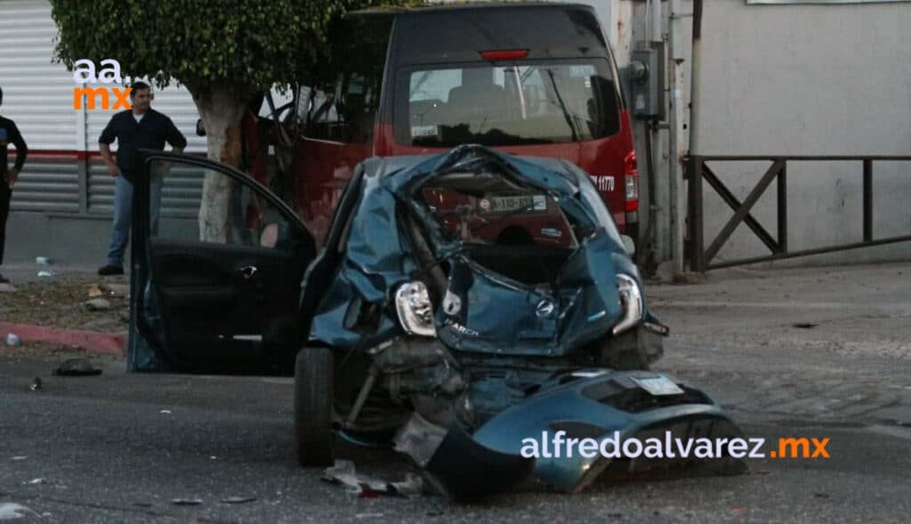 Taxista-choca-auto-y-se-impacta-con-comercio