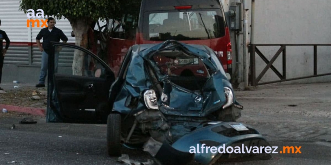 TAXISTA CHOCA AUTO Y SE IMPACTA CON COMERCIO