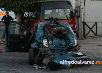 TAXISTA CHOCA AUTO Y SE IMPACTA CON COMERCIO