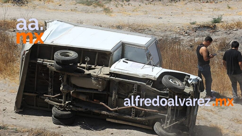 Camioneta-invade-carril-y-termina-en-barranco