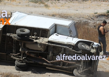 CAMIONETA INVADE CARRIL Y TERMINA EN BARRANCO