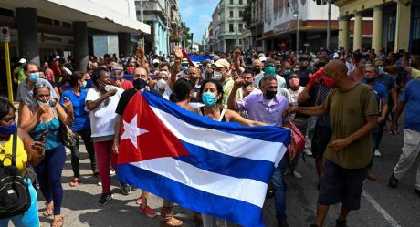 Cubanos protestan ante grave crisis económica