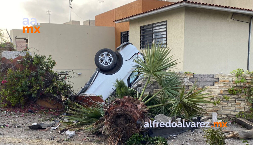 ESTUDIANTE EBRIO VUELCA EN CAMIONETA Y CAE A PATIO DE CASA