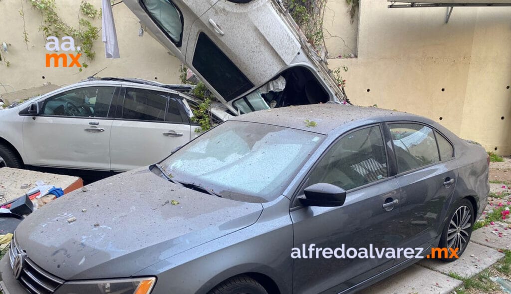 ESTUDIANTE EBRIO VUELCA EN CAMIONETA Y CAE A PATIO DE CASA