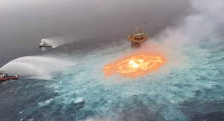 VIDEO: Fuerte incendio amenaza plataforma petrolera