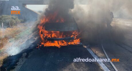 Se quema carroza fúnebre; trasladaba cuerpo