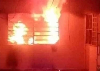 INCENDIA VIVIENDA CON SU MARIDO DENTRO