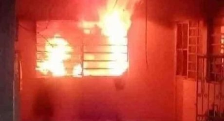 Incendia vivienda con su marido dentro