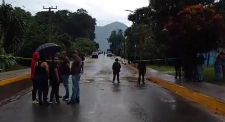 Fallecen menores en fuego cruzado mientras limpiaban camioneta