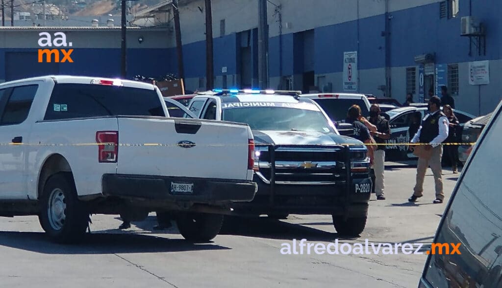 MATAN A HOMBRE EN ESTACIONAMIENTO DE PLAZA