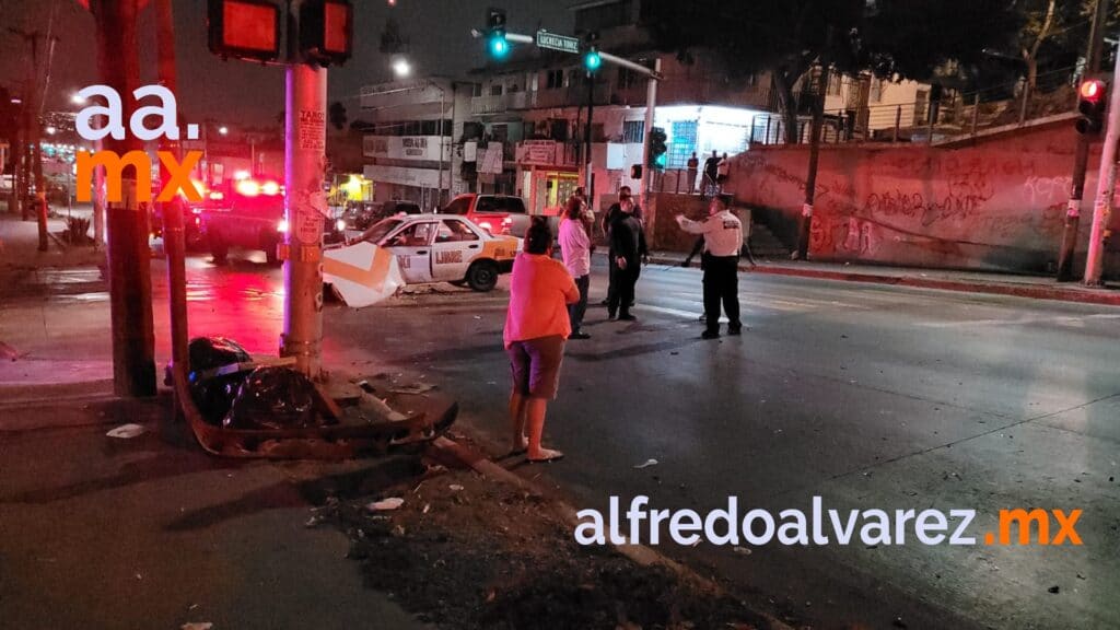 Taxista-invade-carril-choca-auto-sedan