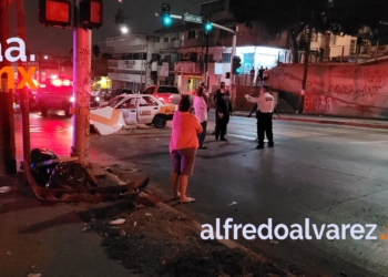 TAXISTA INVADE CARRIL Y CHOCA AUTO SEDáN