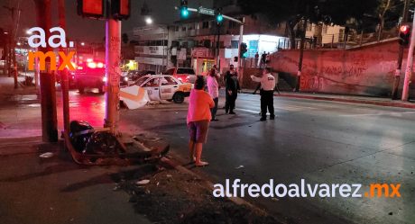 Taxista invade carril y choca auto sedán