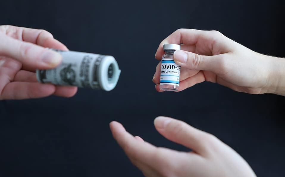 PIDE DAR 100 DóLARES POR VACUNARSE