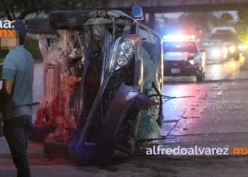 CIRCULA A EXCESO DE VELOCIDAD, CHOCA CONTRA MURO Y VUELCA