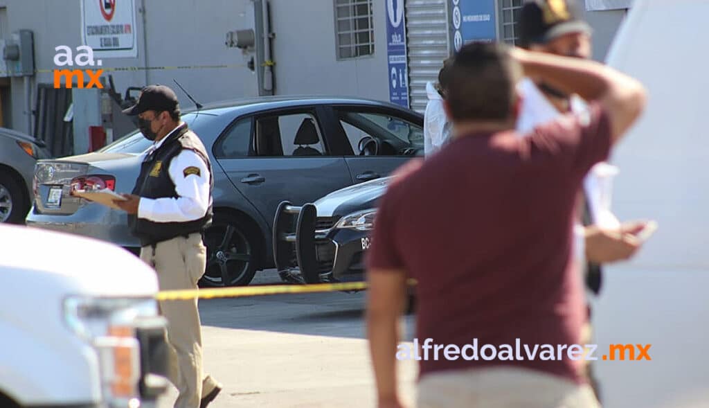 MATAN A HOMBRE EN ESTACIONAMIENTO DE PLAZA