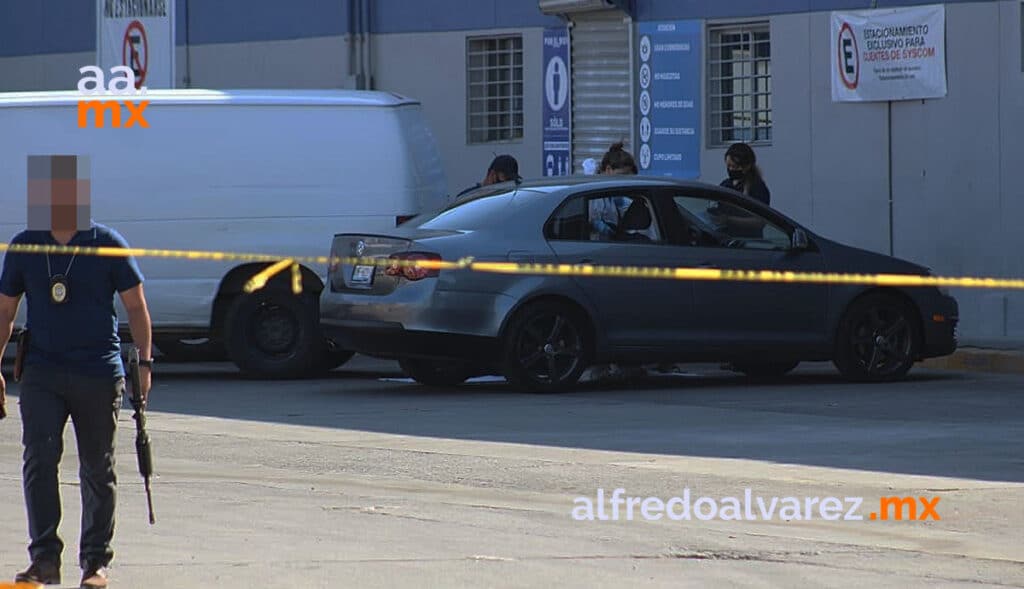 MATAN A HOMBRE EN ESTACIONAMIENTO DE PLAZA