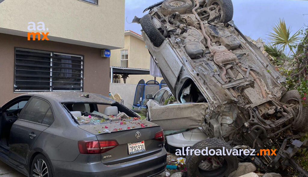 ESTUDIANTE EBRIO VUELCA EN CAMIONETA Y CAE A PATIO DE CASA